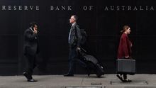 Varias personas pasan frente al nombre del Banco de la Reserva Federal de Australia (RBA), en su sede en Sídney (Australia).