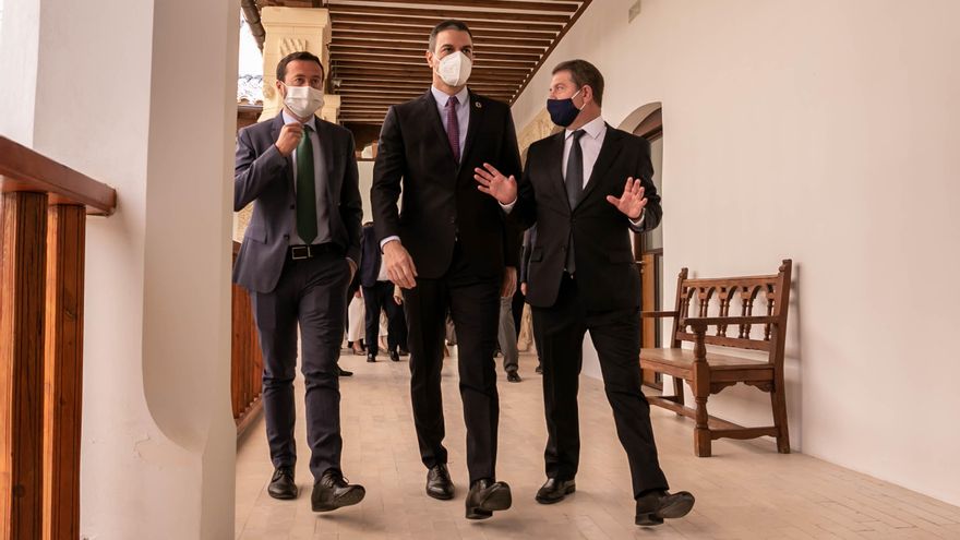 Pedro Sánchez y Emiliano García-Page en un acto en la sede del Gobierno de Castilla-La Mancha