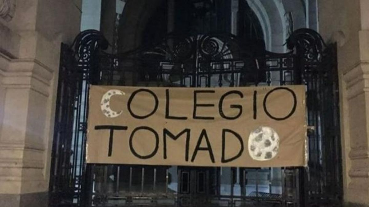 La principal exigencia de los alumnos del Carlos Pellegrini y del Nacional Buenos Aires apunta al cumplimiento de la Ley de Financiamiento Universitario.