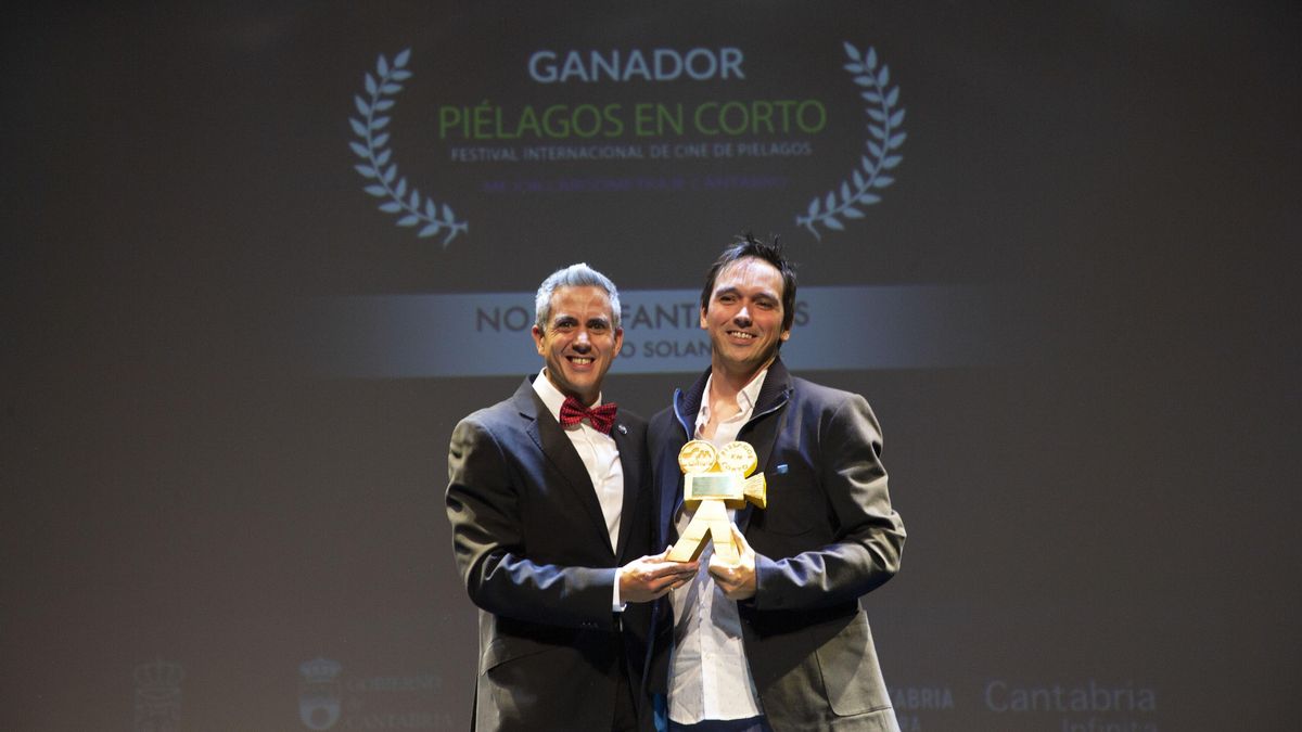 El Vicepresidente Y Consejero De Universidades, Igualdad, Cultura Y Deporte, Pablo Zuloaga, Entrega A Nacho Solana El Premio Al Mejor Corto De Cantabria Del Festival Internacional De Cine De Piélagos.