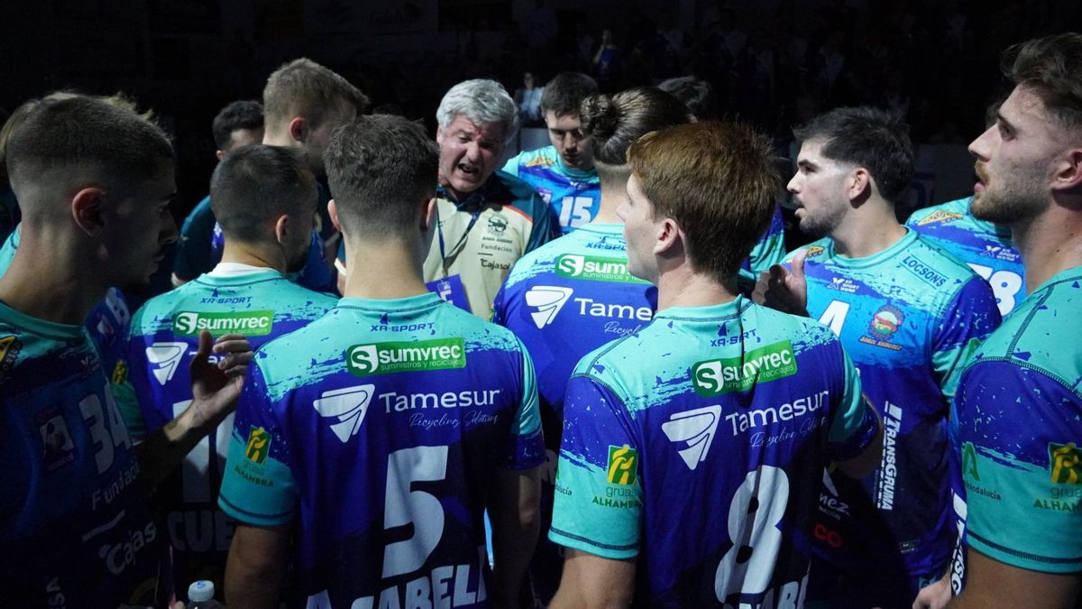 Paco Bustos da órdenes al Cajasol Ángel Ximénez