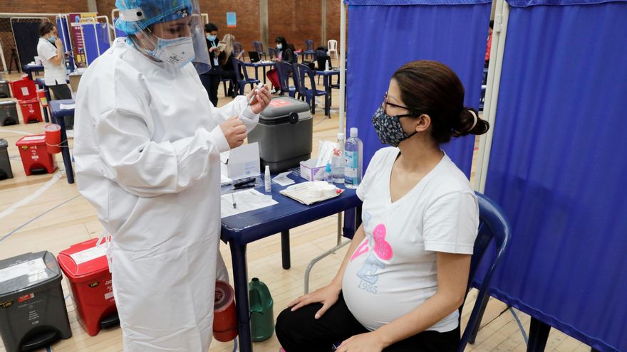 Una mujer embarazada se prepara para recibir la vacuna de Pfizer contra la covid-19 autorizada para madres gestantes en el coliseo Cayetano Cañizares en Bogotá (Colombia). EFE/ Carlos Ortega/Archivo