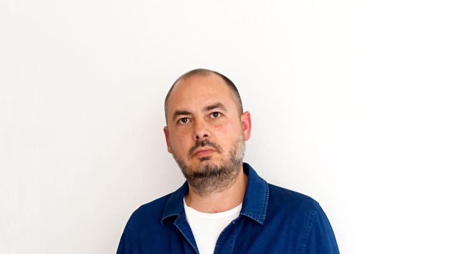 Oriol Vilanova, representante español en la Bienal de Venecia: "La postal tiene una promiscuidad nacional interesante"