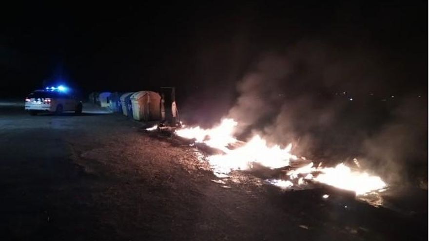 Los contenedores siendo pasto de las llamas.