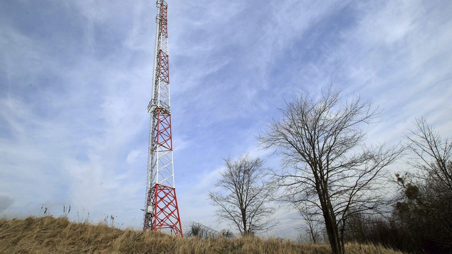 Vista general de una torre de observación de la Guardia Fronteriza polaca cerca de la aldea de Parkoszewo, al noreste de Polonia y cercana a Kaliningrado. EPA/TOMASZ WASZCZUK