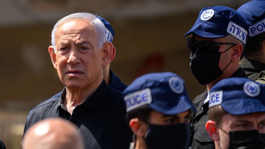 El primer ministro de Israel, Benjamin Netanyahu, durante la visita a Dimona, escenario de un ataque iraní el 21 de marzo.