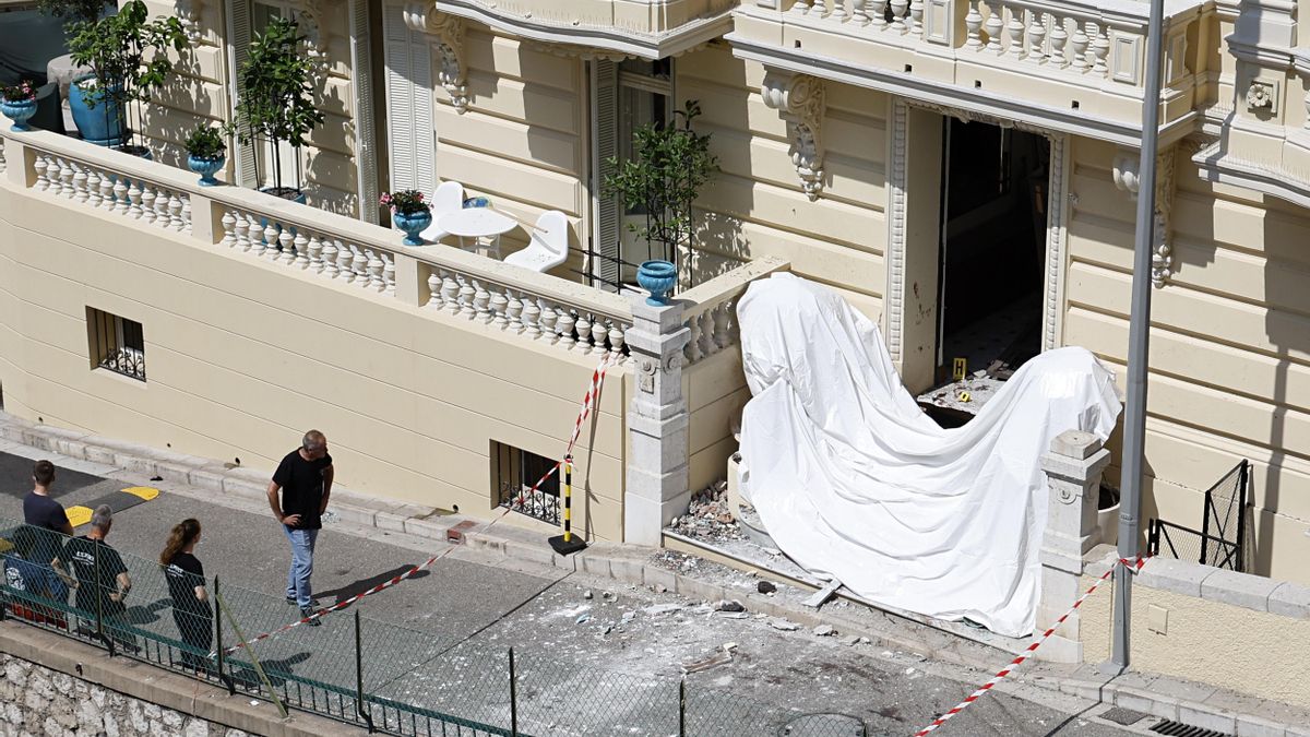 La entrada del edificio de Mónaco donde explotó el paquete bomba que hirió a Vadim Ermolaev y su familia, tras el suceso.