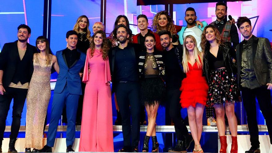 Roberto Leal con los 16 concursantes de Operación Triunfo