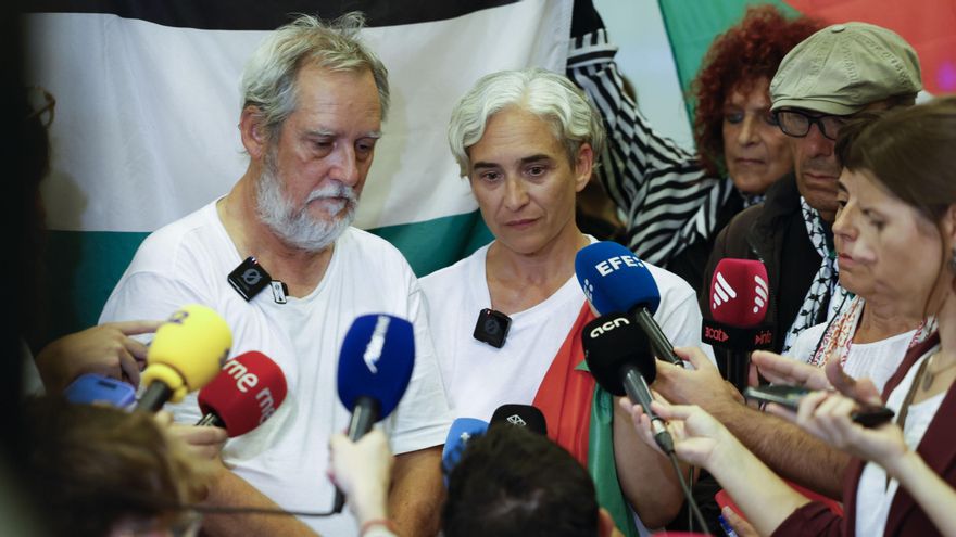 La exalcaldesa de Barcelona Ada Colau, en sus primeras declaraciones al llegar al Aeropuerto de Barcelona-El Prat, junto al concejal barcelonés de ERC Jordi Coronas, tras ser liberados hoy por Israel, ha denunciado este domingo los "abusos y maltratos" a los activistas de la Global Sumud Flotilla detenidos en Israel, por los que emprenderá "acciones", y ha hecho un llamamiento a la movilización para parar los pies a este "Estado terrorista neofascista" israelí. EFE/Toni Albir