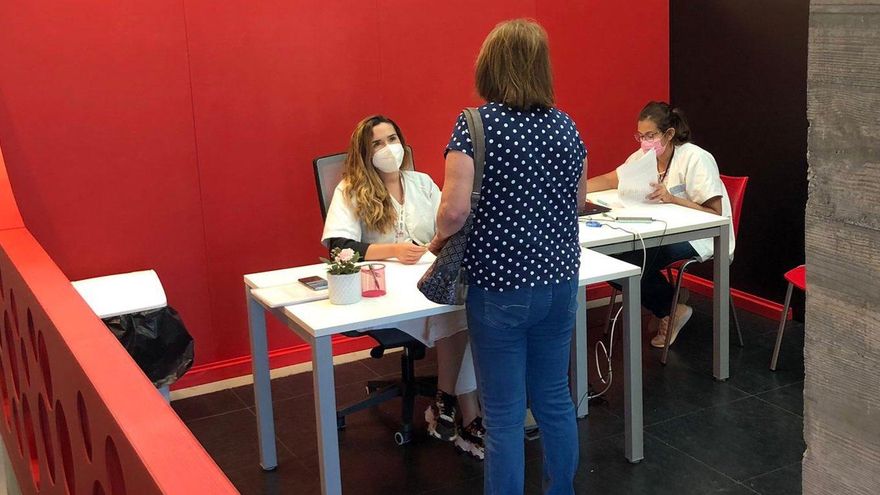 Una sanitaria informa sobre la campaña de vacunación del Gobierno de Canarias. Foto: GOBIERNO DE CANARIAS