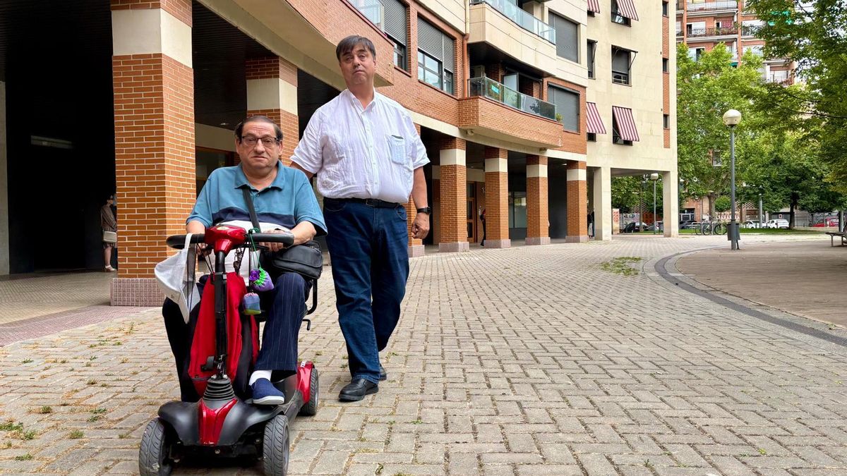 Más de una hora esperando un taxi adaptado para personas con discapacidad en Logroño: "Si hay una urgencia médica estamos vendidos"