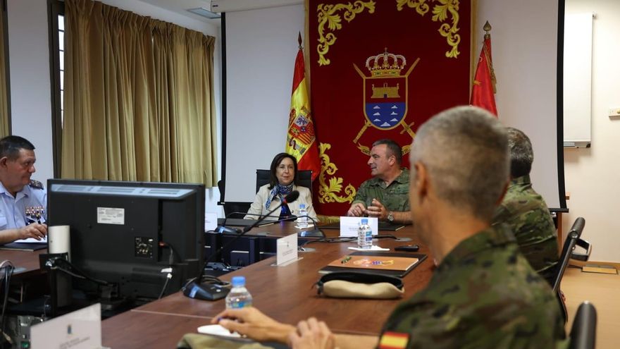 La ministra de Defensa, Margarita Robles, durante su visita a la Brigada 'Canarias' XVI, que está ubicada en la base militar 'General Alemán Ramírez' de Las Palmas de Gran Canaria