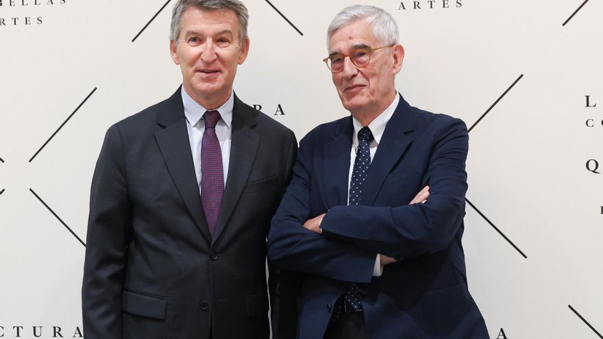 El presidente del Partido Popular, Alberto Núñez Feijóo (I), posa junto al presidente del Círculo de Bellas Artes de Madrid,  Juan Miguel Hernández León (D), y participa en la XXIX Lectura Continuada de El Quijote, en el Círculo de Bellas Artes, a 25 de a