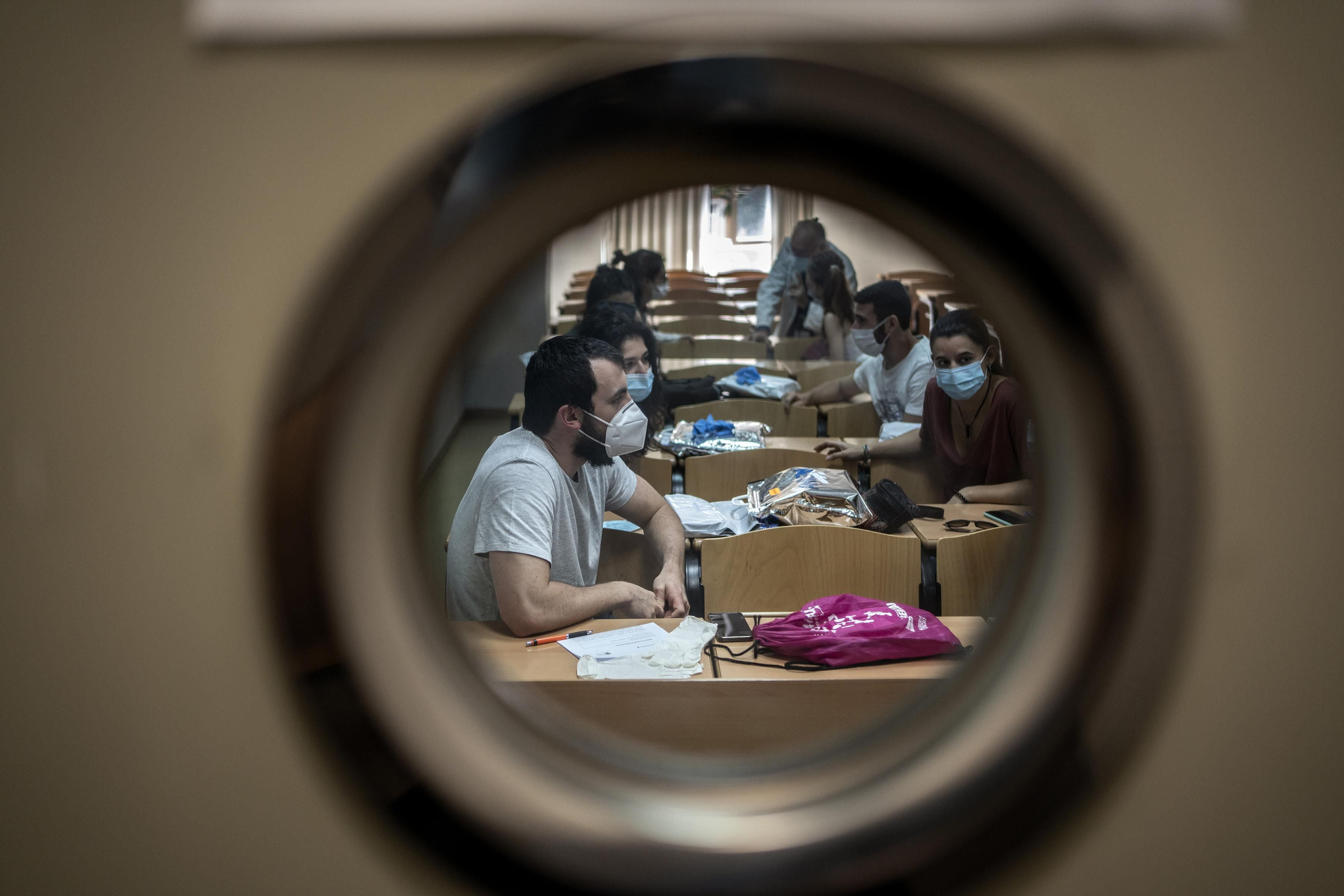 Jorge Gómez es el coordinador de humanización del hospital de La Princesa. Durante toda la pandemia decenas de voluntarios, la mayoría médicos, aunque había excepciones como el caso de un ingeniero y una veterinaria, han estado entregando medicamentos a domicilio a personas que no podían recogerlas en el hospital.