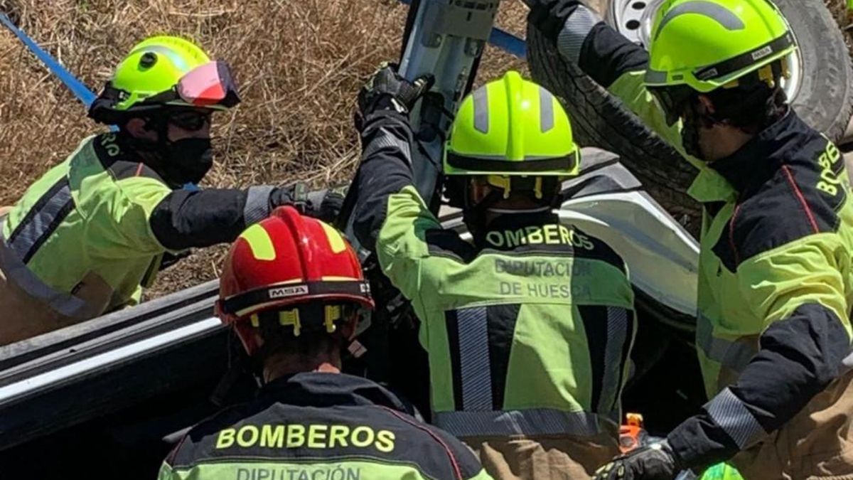 Bomberos de la DPH trabajando en un accidente