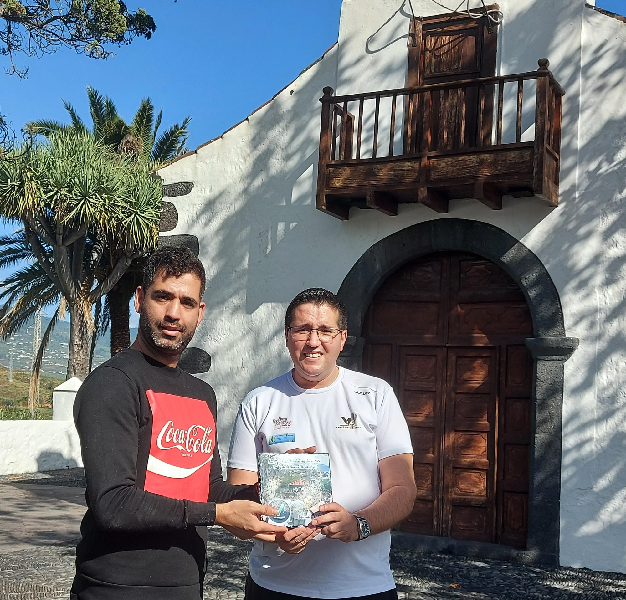 David Pérez (d) en la ermita del Socorro.