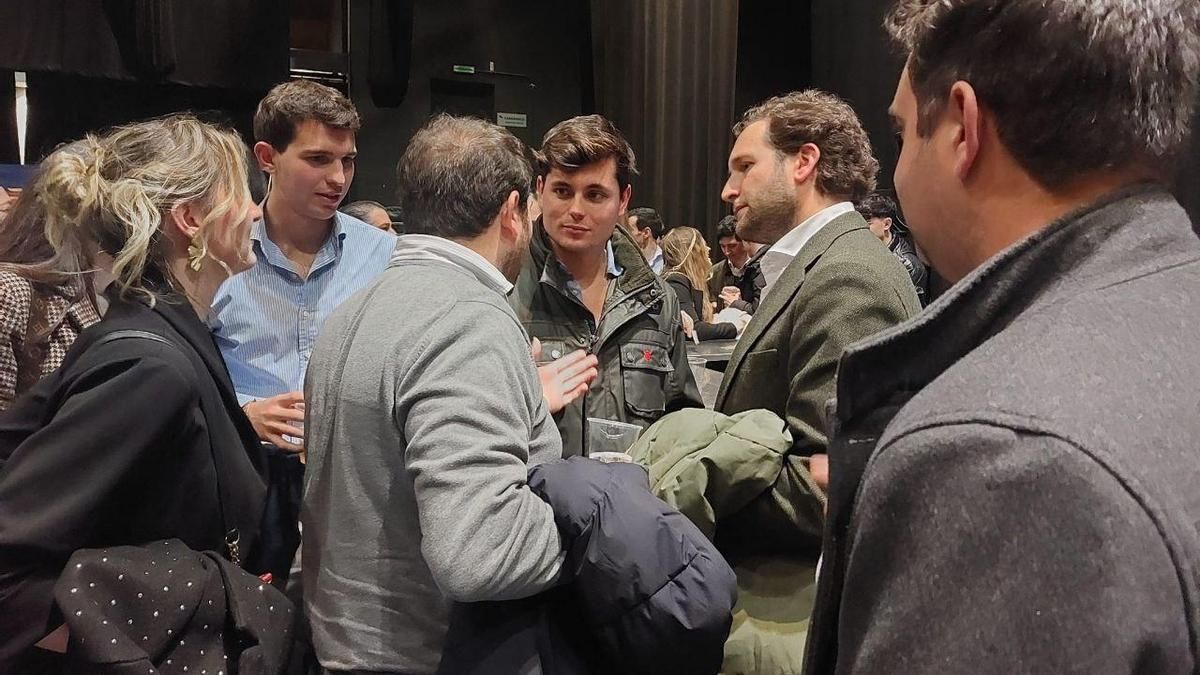 Vito Quiles en el acto de cierre de campaña del PP junto al presidente de la Diputación de Huesca (segundo por la derecha).