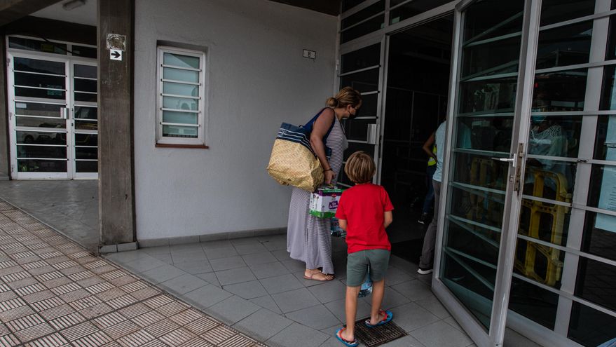 Una mujer y un niño se acercan al pabellón de Los Llanos de Aridane para donar leche