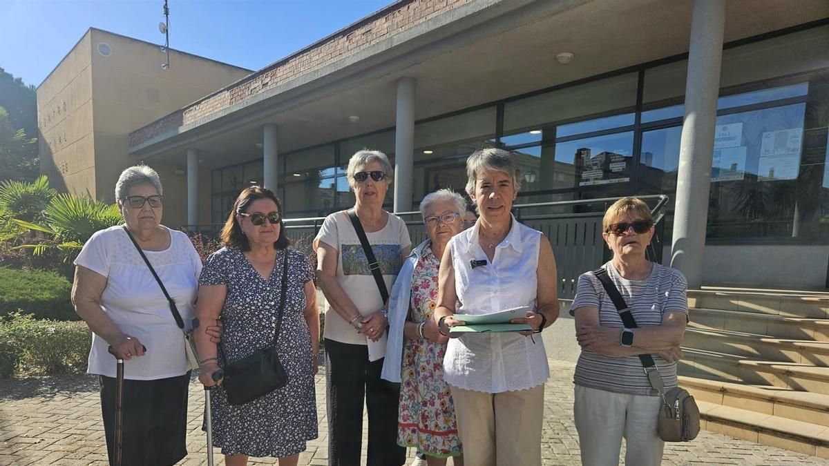 Un grupo de vecinos de Casas del Rey lleva sus quejas de abandono del barrio a las puertas del Pleno de Guadalajara