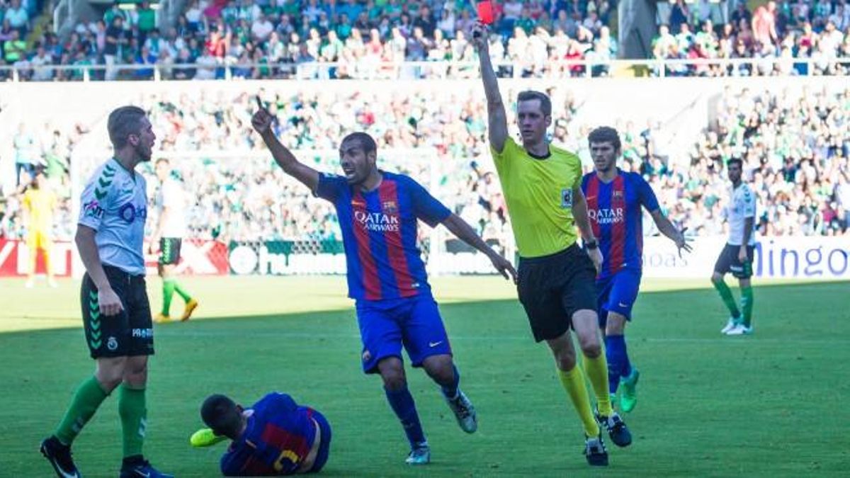 Un momento del encuentro entre el Racing y el Barcelona B en el play off de ascenso. | Racing