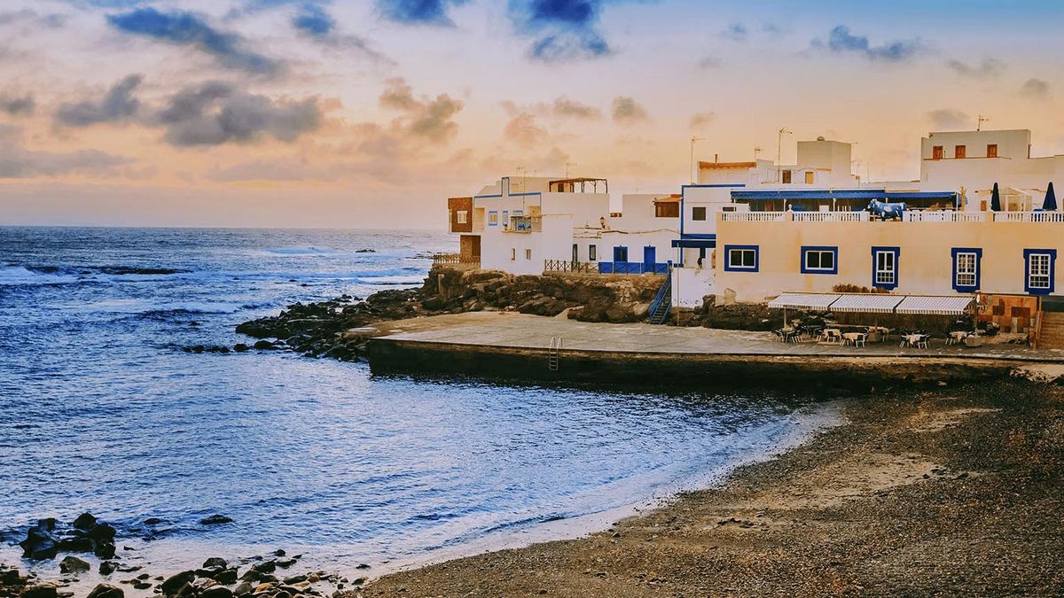 El pueblo pesquero de Fuerteventura con playas de arena blanca y piscinas naturales entre las rocas de la costa