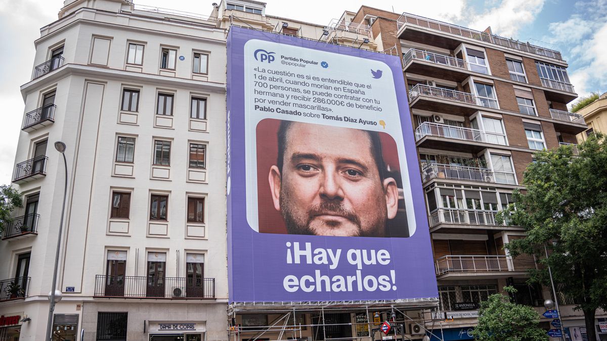 Una lona colgada en el distrito de Salamanca, a 19 de mayo de 2023, en Madrid (España). Podemos ha colocado hoy una lona en la calle Goya de Madrid, en pleno barrio de Salamanca, con las palabras que pronunció en febrero de 2022 el expresidente del Partid
