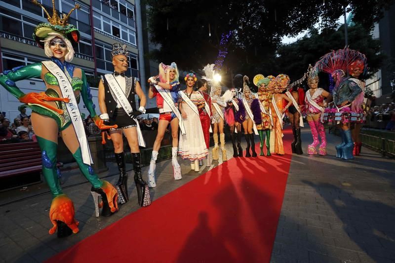 Las drag queen, protagonistas en las últimas ediciones del Carnaval de Las Palmas de Gran Canaria, desfilan sobre la alfombra roja. EFE/Elvira Urquijo A.