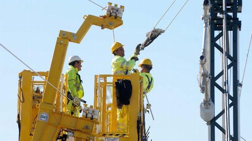 Operarios trabajando en la catenaria de la Variante de Pajares. // Adif