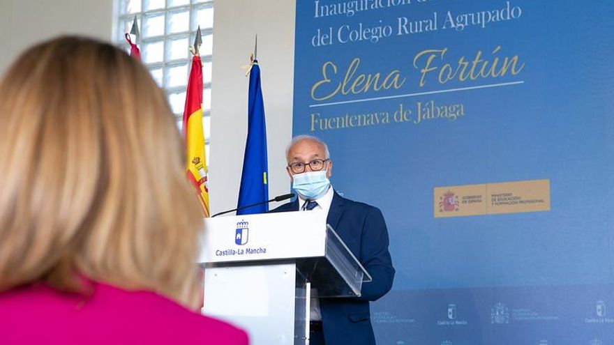 El alcalde de Fuentenava de Jábaga se dirige a la ministra Pilar Alegría, durante su intervención