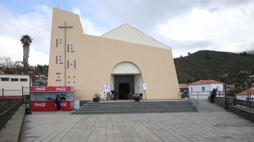 Puestos de bebidas y de camisetas instalados en el mirador de Tajuya