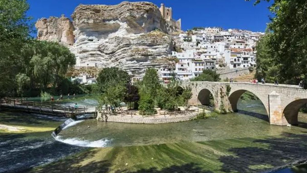 Se escapa un toro del encierro en Alcalá del Júcar y deja tres heridos