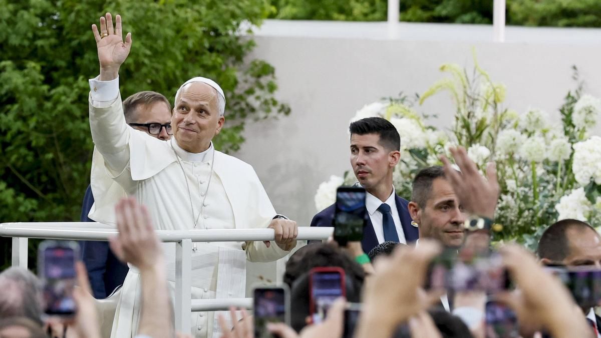 El papa León XIV durante un encuentro con la comunidad diocesana este lunes, en el estadio Santiago Bernabéu de Madrid
