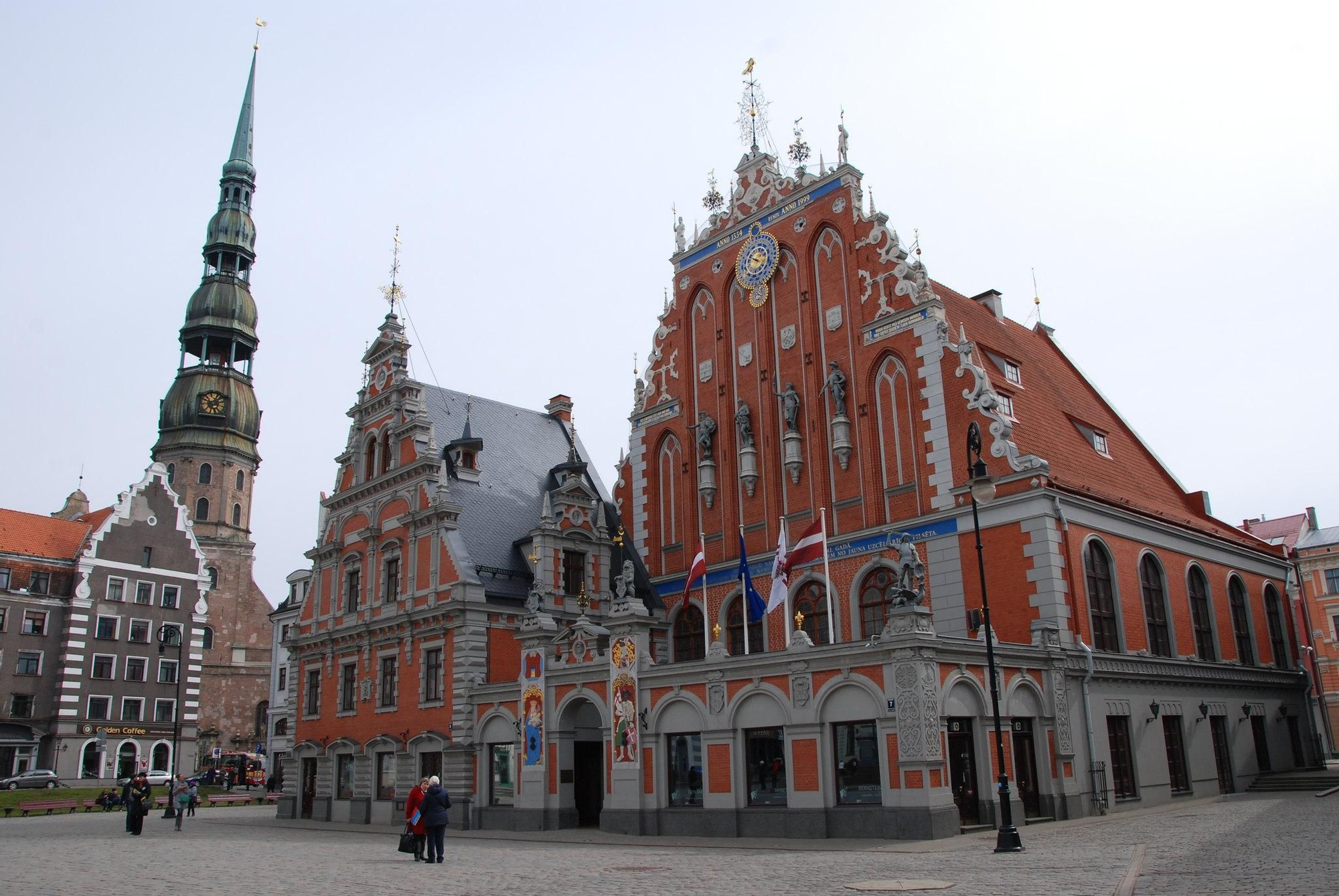 La Casa de los Cabezas Negras preside la Plaza del Ayuntamiento.