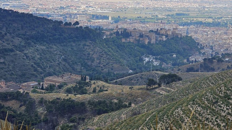 Tres proyectos fotovoltaicos frente a la Alhambra ponen en pie de guerra a vecinos y ecologistas: "Es nuestro paisaje"