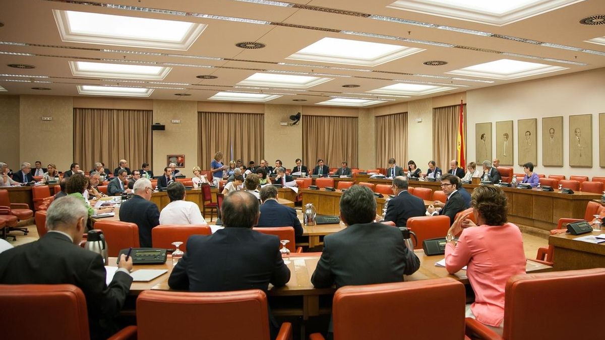 La oposición abronca al Gobierno por imponer al Congreso, sin opción a enmienda, un decreto ley que cambia 26 leyes