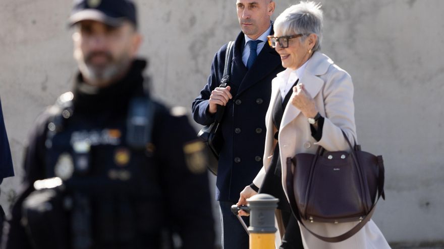 La defensa de Rubiales cuestiona a Jenni Hermoso: “¿Te dan un beso que te ha dado asco y te despides con una sonrisa?”