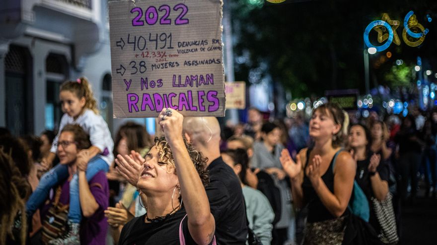 Miles de personas se manifiestan en Santa Cruz de Tenerife este viernes 25 de noviembre en contra de la violencia machista