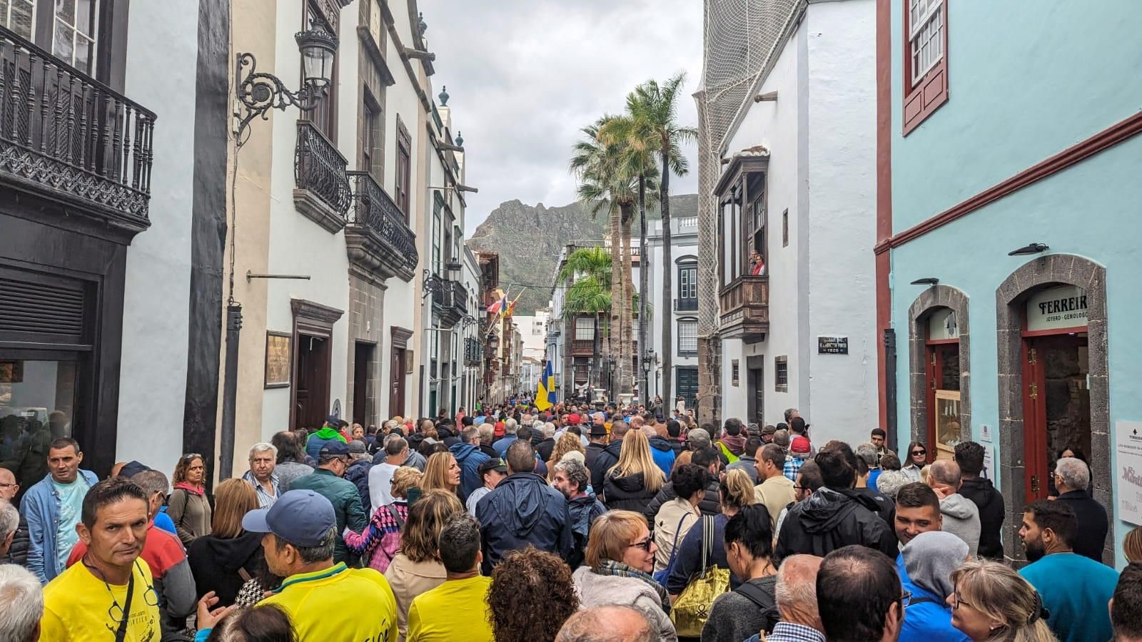 En la imagen, los agricultores palmeros que se han manifestado este viernes en Santa Cruz de La Palma. JOSÉ F. AROZENA