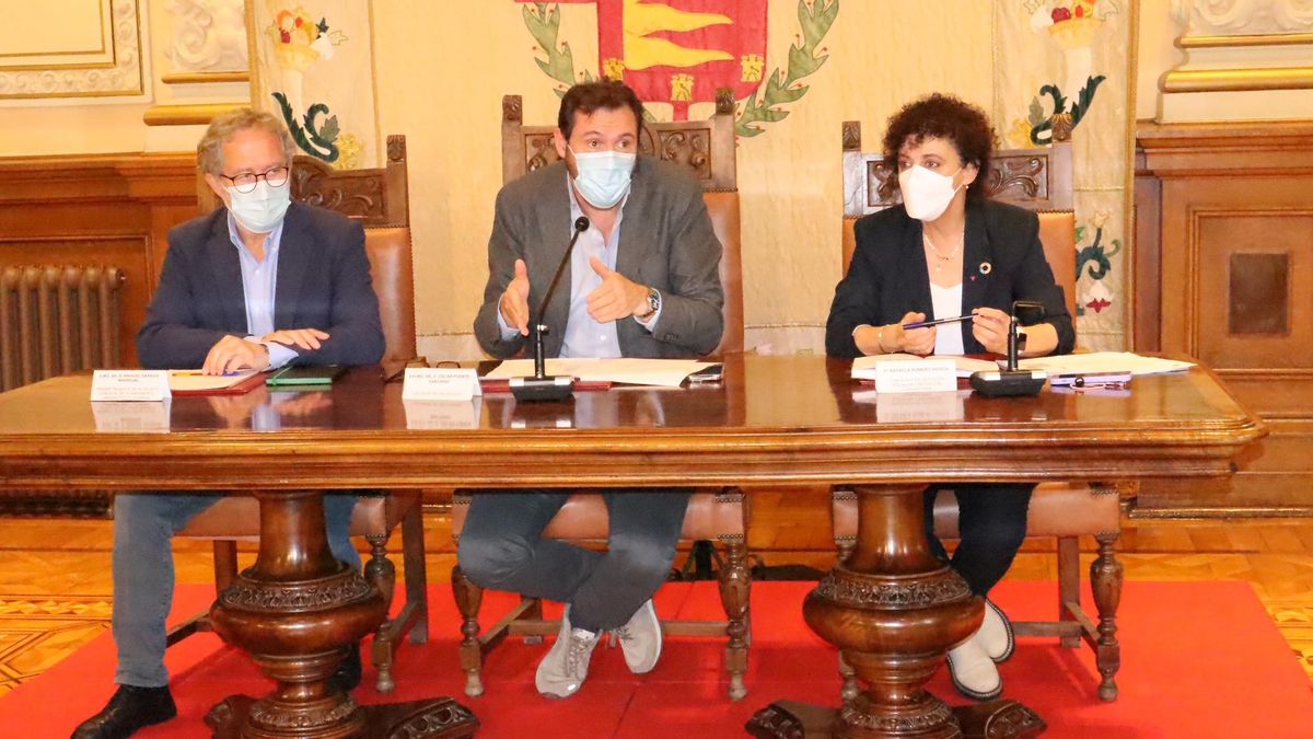 Manuel Saravia, Óscar Puente y Rafi Romero presentan el proyecto de un centro de refugiados.