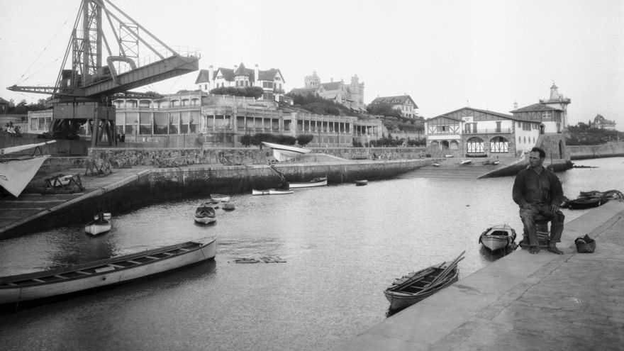 Al fondo, las Galerías Punta Begoña, Getxo (Bizkaia) cuya construcción finalizó en 1922