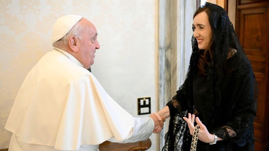 El papa Francisco recibió a Victoria Villarruel: “Todavía vivo y usted, ¿sobrevive?”, le dijo a la vicepresidenta