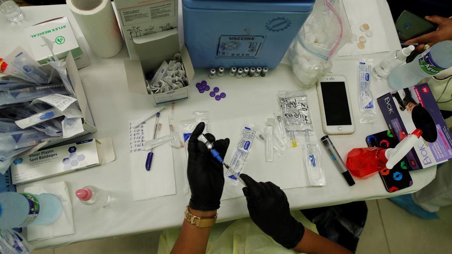 Personal médico se prepara para suministrar vacunas Pfizer, en una imagen de archivo.