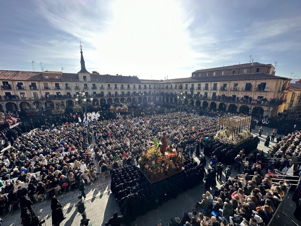 El Encuentro de León recupera la tradición ante los pasos en la Plaza Mayor, en imágenes