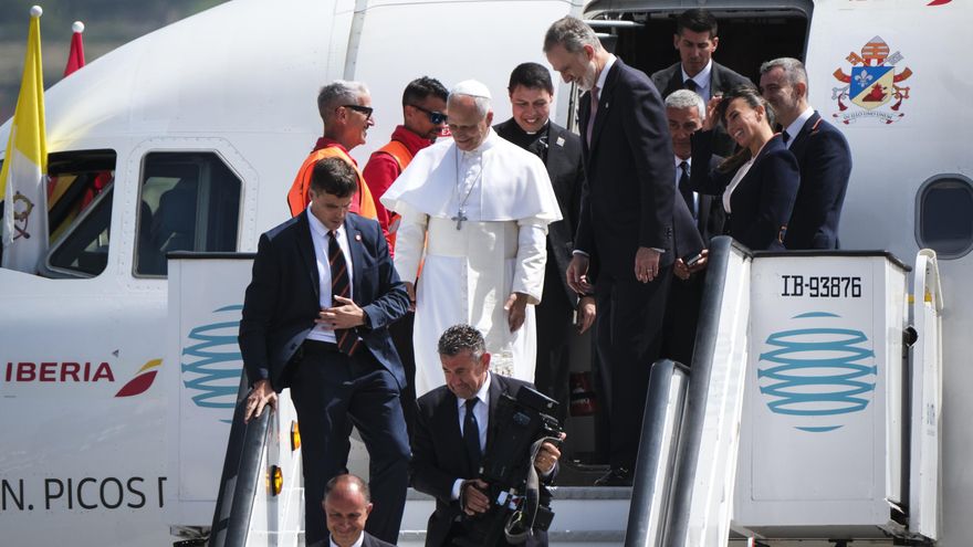 El papa León XIV y el rey Felipe IV descienden del avión que debería trasladar al pontífice a Roma.
