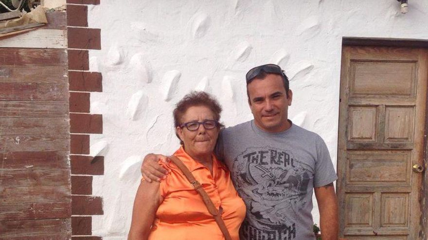 El consejero de Podemos Andrés Briansó, con Josefina Hernández (PODEMOS)