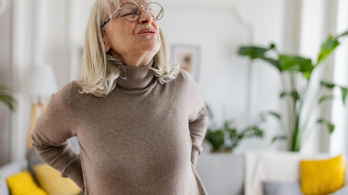 Dolor de espalda en una mujer mayor
