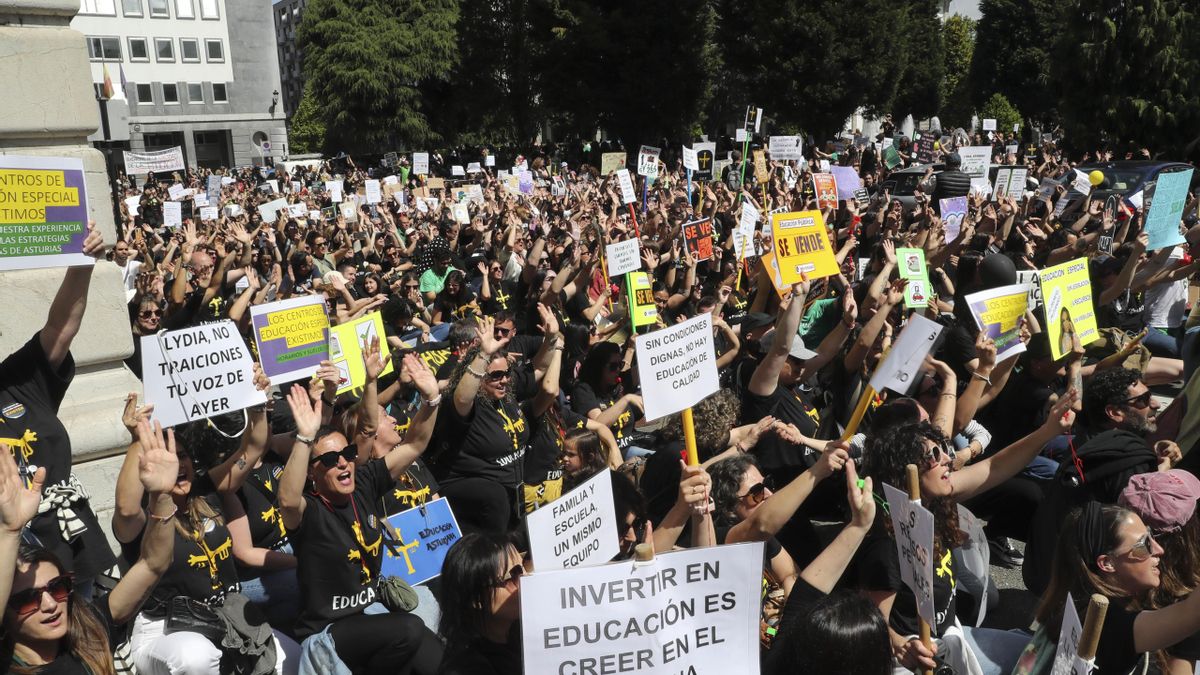 Manifestación de docentes en la Plaza de España de Oviedo, donde se ubica la Consejería de Educación de Asturias.
