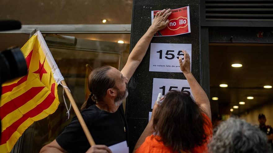 Varias personas durante una concentración, ante la sede de ERC, a 31 de julio de 2024, en Barcelona, Catalunya (España).