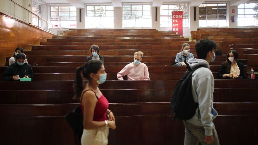 Varios alumnos se colocan para realizar los exámenes de la EvAU programados en el aula de examen de la Facultad de Derecho de la Universidad Complutense, Ciudad Universitaria, en Madrid (España), a 8 de septiembre de 2020.