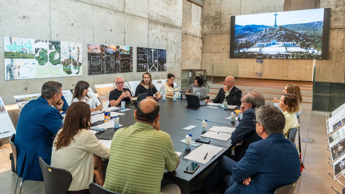 Reunión del jurado de que ha seleccionado los diez finalistas para la resignificación de Cuelgamuros.